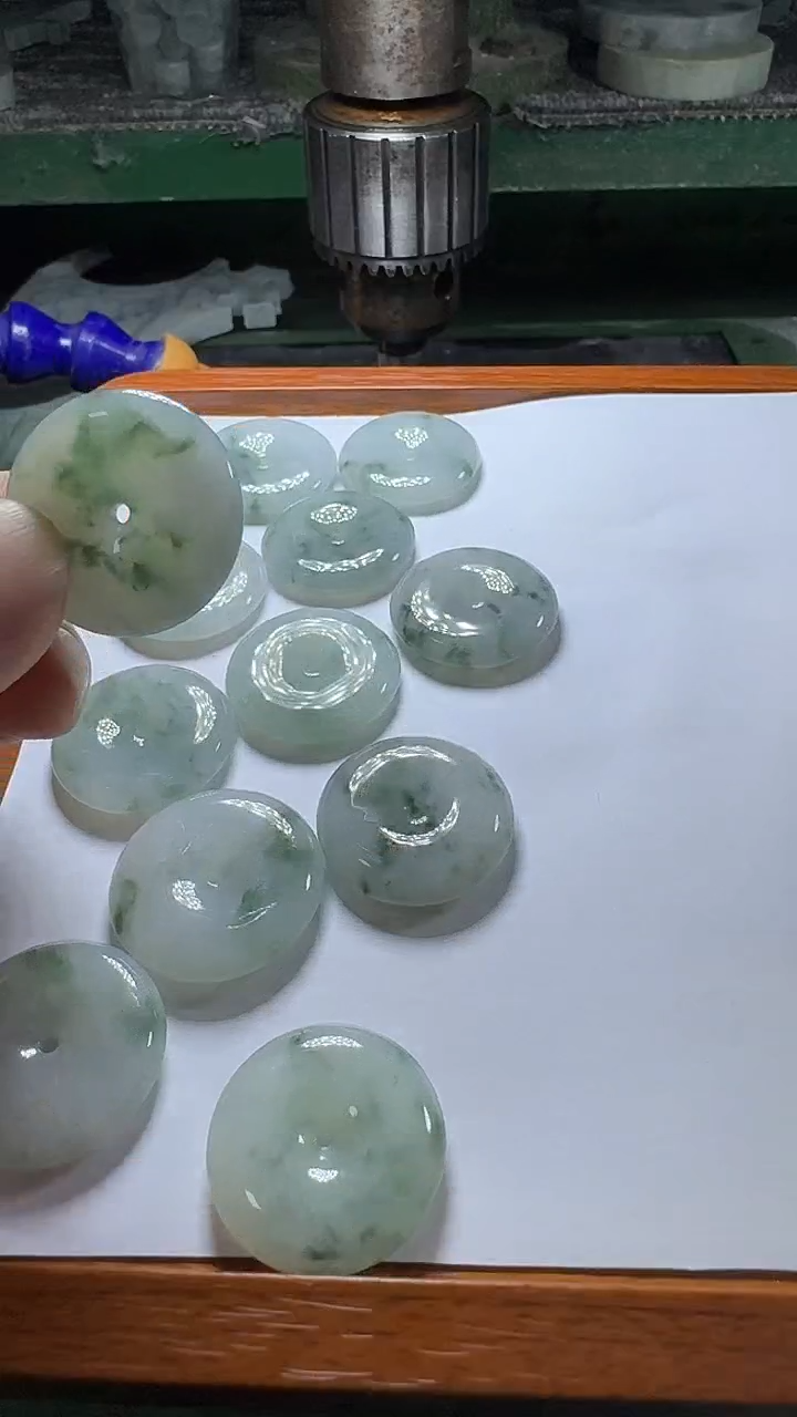 【闪购商品】翡翠颈饰未镶嵌飘花平安扣多样性发一件