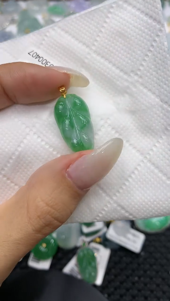 颈饰18K金镶嵌翡翠111111111111