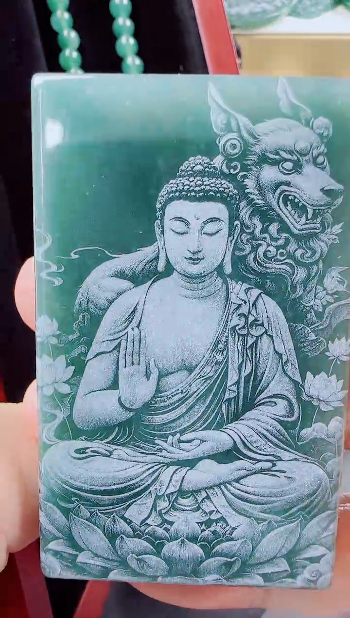 翡翠未镶嵌颈饰狗本命佛