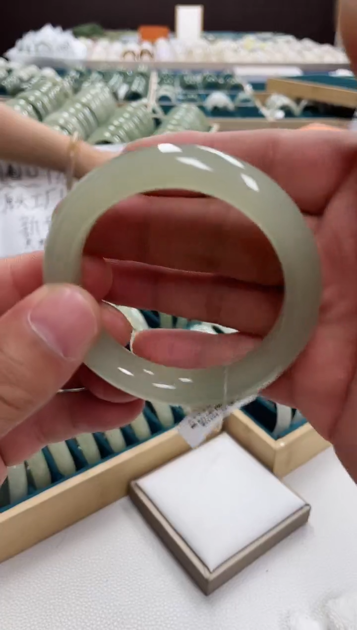 和田玉手镯未镶嵌l****岁和田玉手镯 