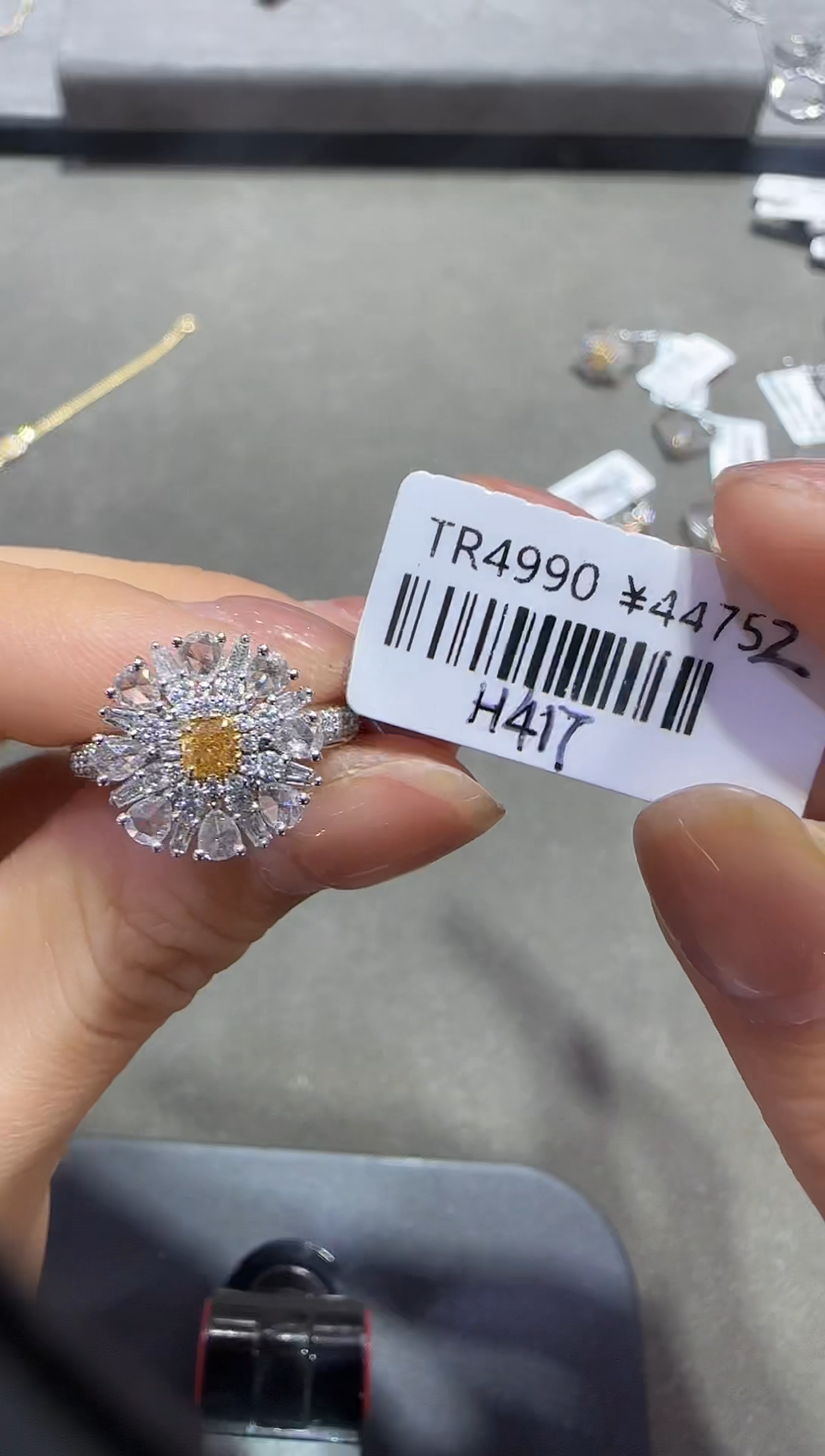 【闪购商品】钻石/18K金镶嵌黄钻戒指417