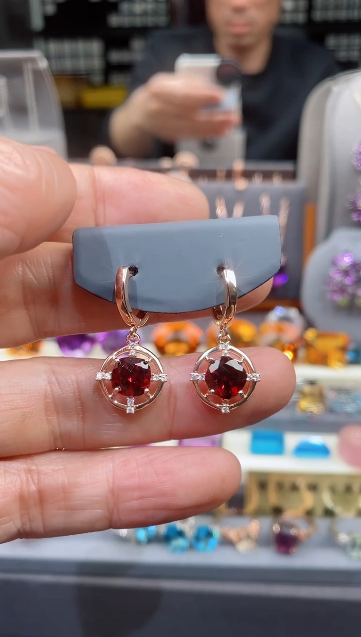 【闪购商品】石榴石耳钉银S925镶嵌石榴石耳钉