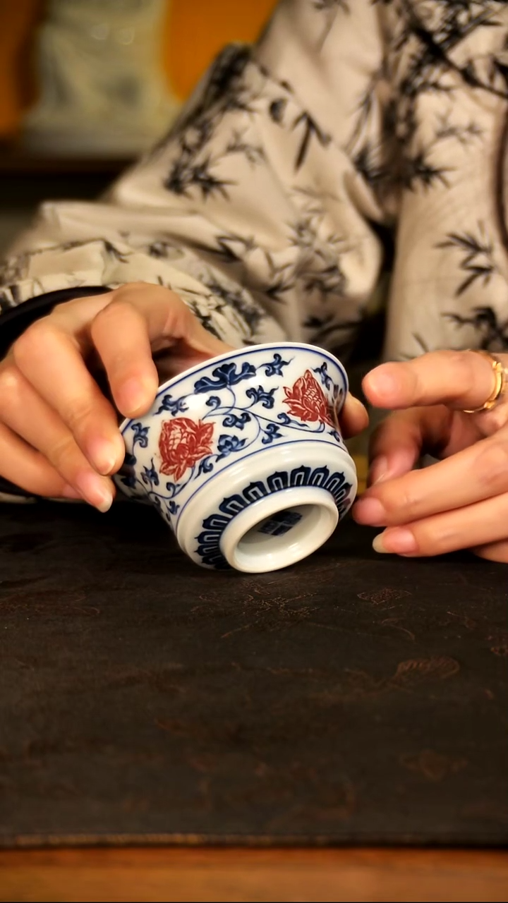 青花釉里红缠枝莲内鱼澡马蹄杯CJ