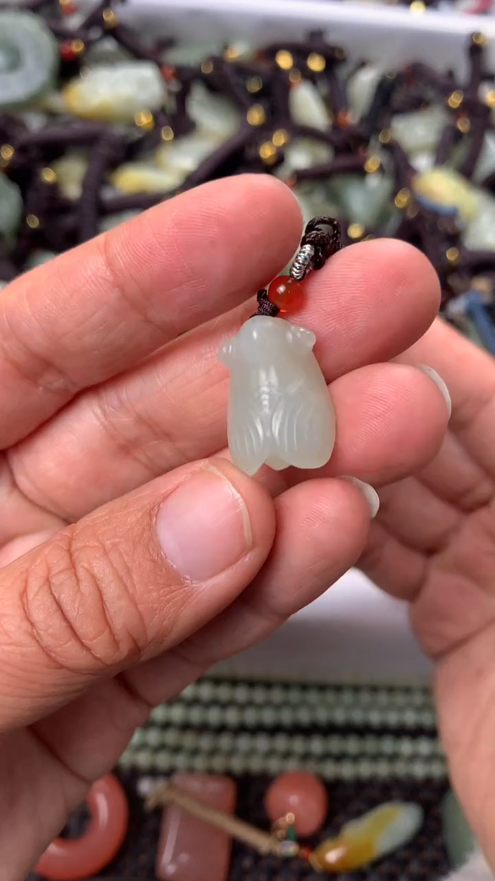 【闪购商品】和田玉颈饰未镶嵌多样性发货没有证书.拍一发一，有瑕