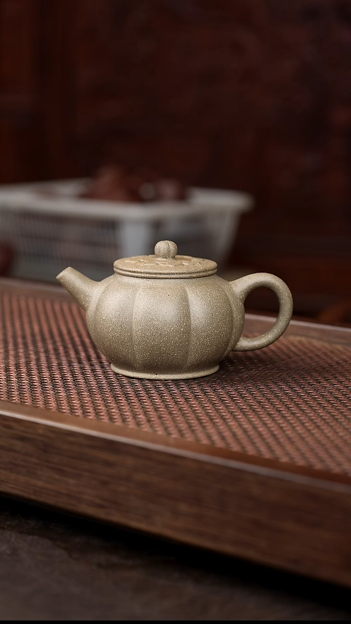茶杯紫砂岩中泥灯笼