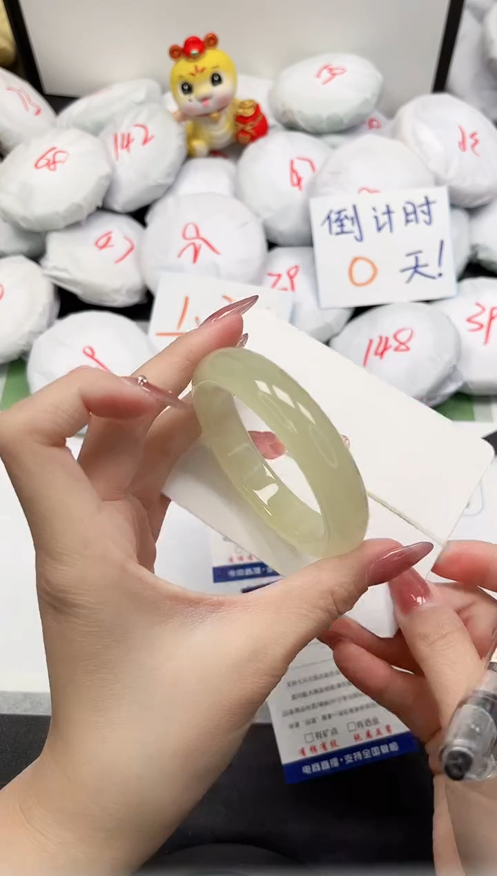 【闪购商品】石英质玉手镯未镶嵌153-56