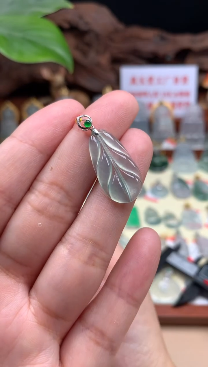 【闪购商品】翡翠颈饰18K金镶嵌叶子