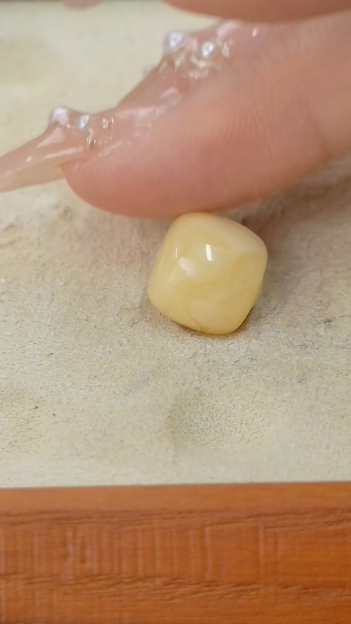 【闪购商品】蜜蜡裸石未镶嵌俄料微瑕11.6*10.9m0.987克