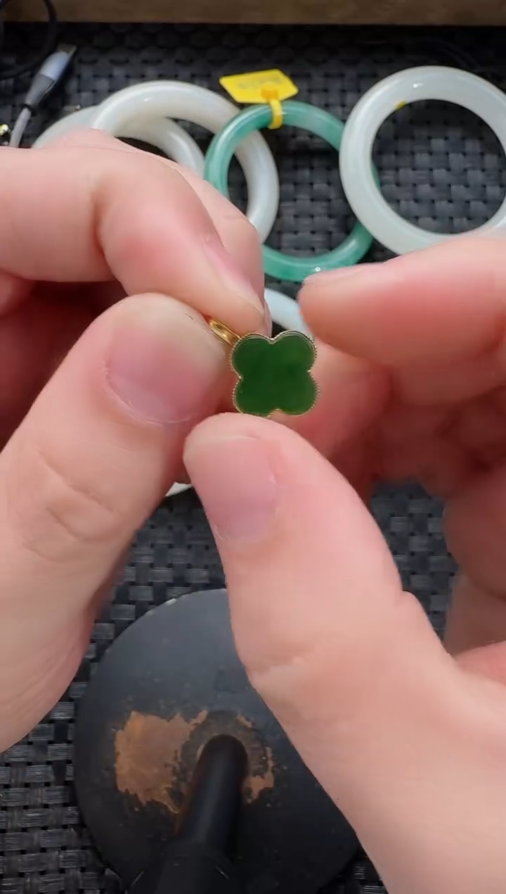 颈饰18K金镶嵌和田玉四叶草