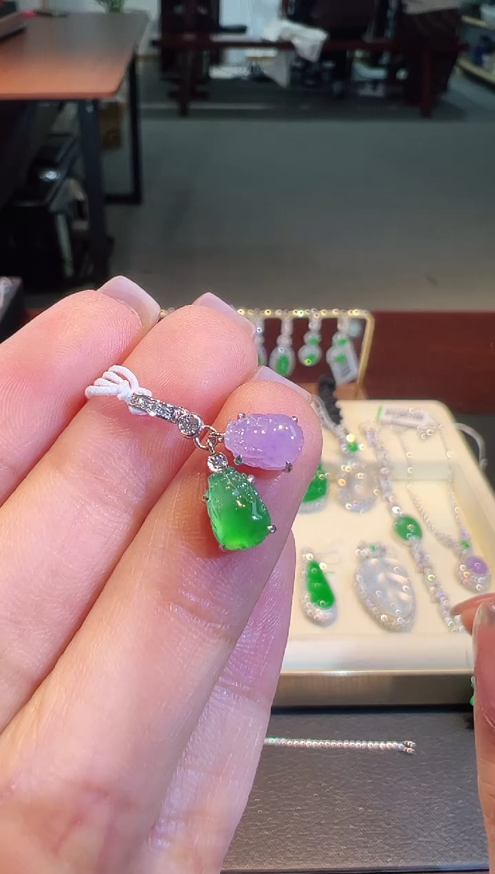 【闪购商品】翡翠吊坠(不含链)18K金镶嵌小滴溜