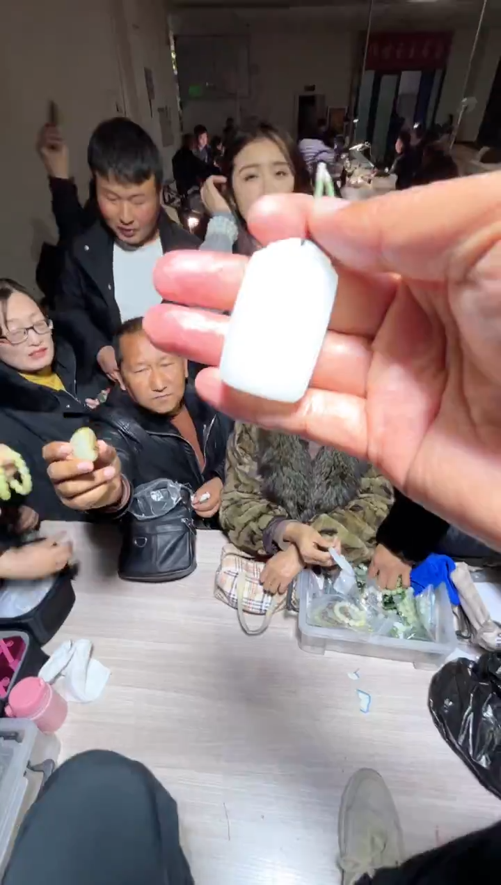 未镶嵌和田玉（糖玉）挂件和田玉