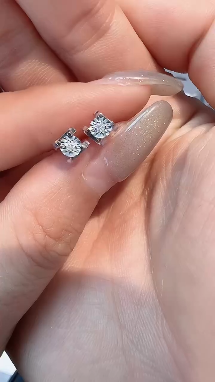 【闪购商品】钻石耳钉18K金镶嵌发一