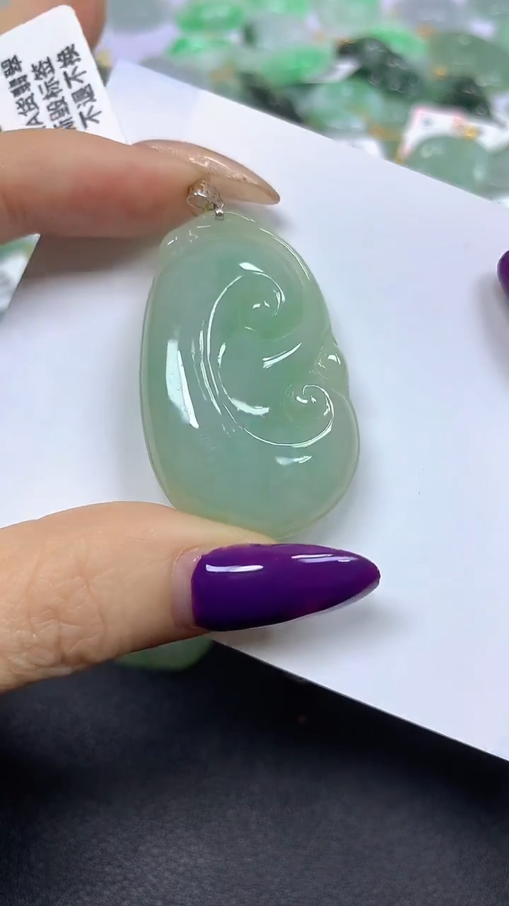 颈饰18K金镶嵌翡翠 