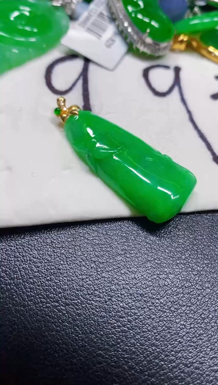 颈饰18K金镶嵌翡翠竹子