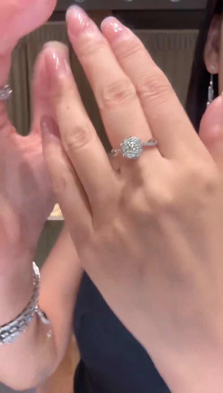 戒指18K金镶嵌钻石50分皇室庄园