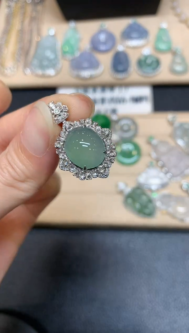 【闪购商品】翡翠颈饰18K金镶嵌【蛋面【无服务费