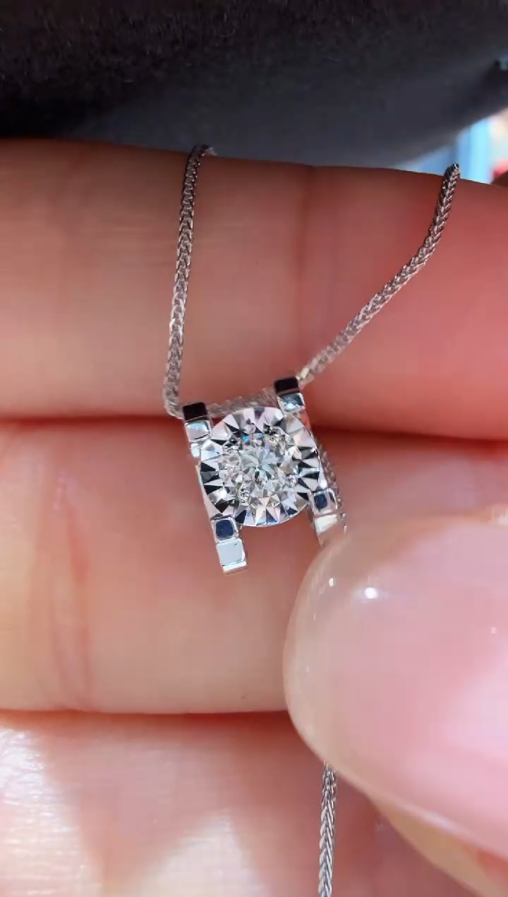 吊坠(不含链)18K金镶嵌钻石10分牛头吊坠