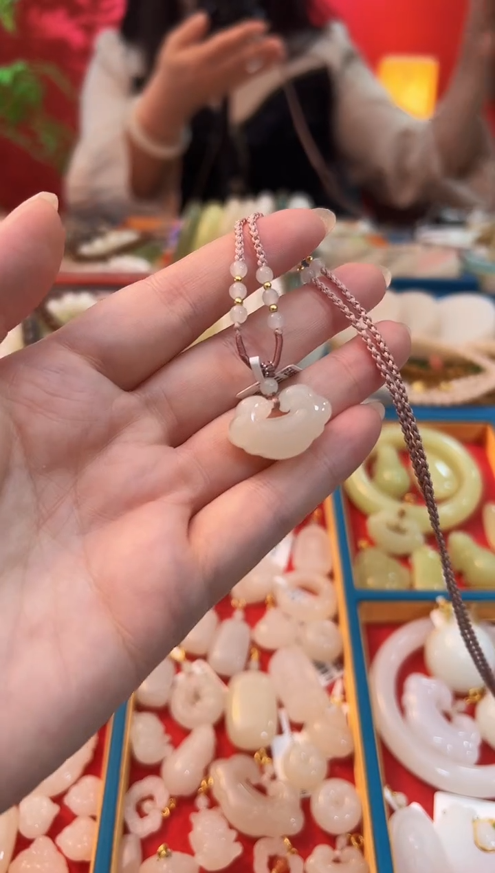 【闪购商品】和田玉吊坠未镶嵌藕粉胖墩小如意锁