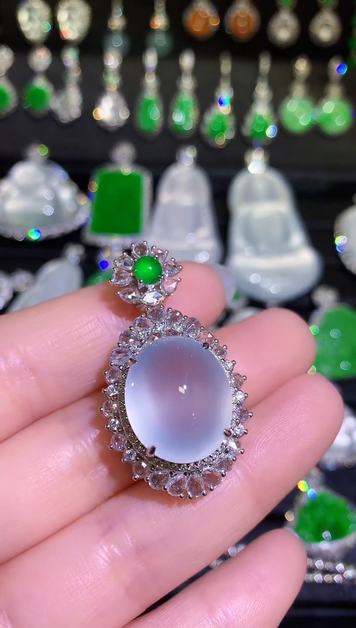 【闪购商品】翡翠颈饰18K金镶嵌玻璃种大蛋面不封底