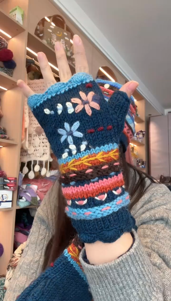 羊毛蓝色秀珠手套 