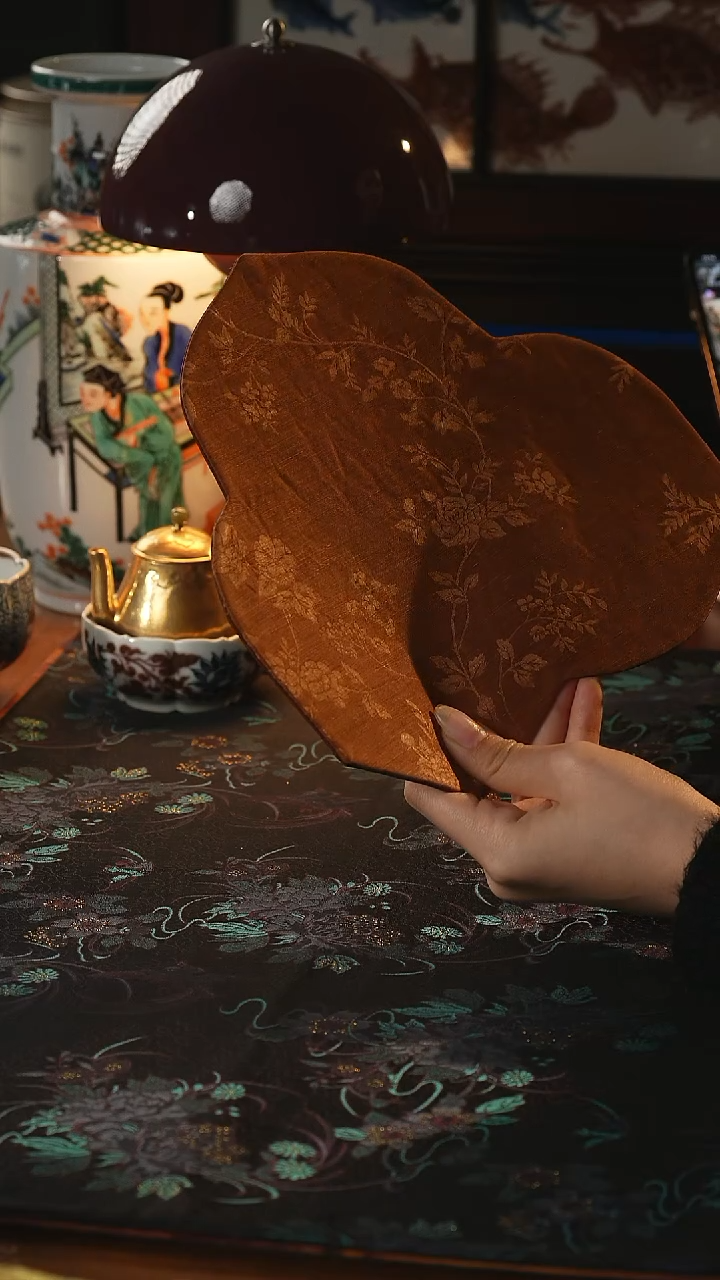 瓷片香云纱茶席      