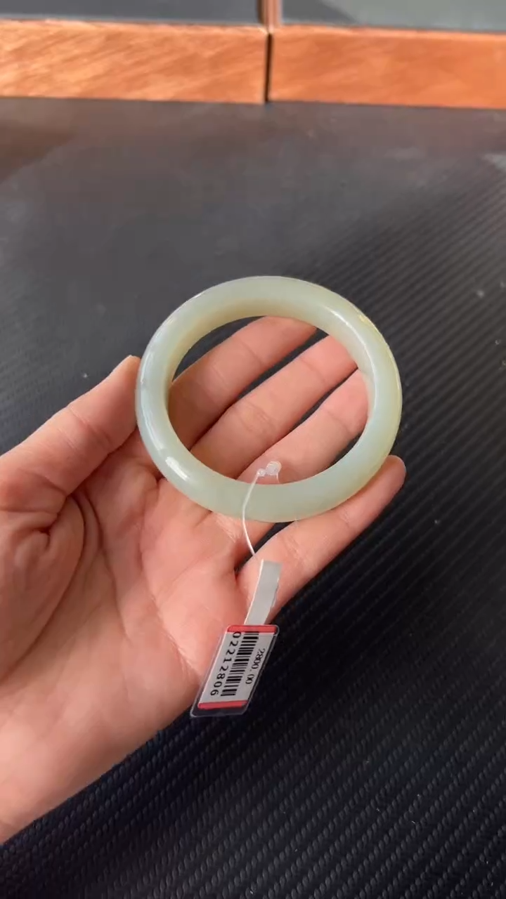 【闪购商品】和田玉手镯未镶嵌且末微色差近矿58