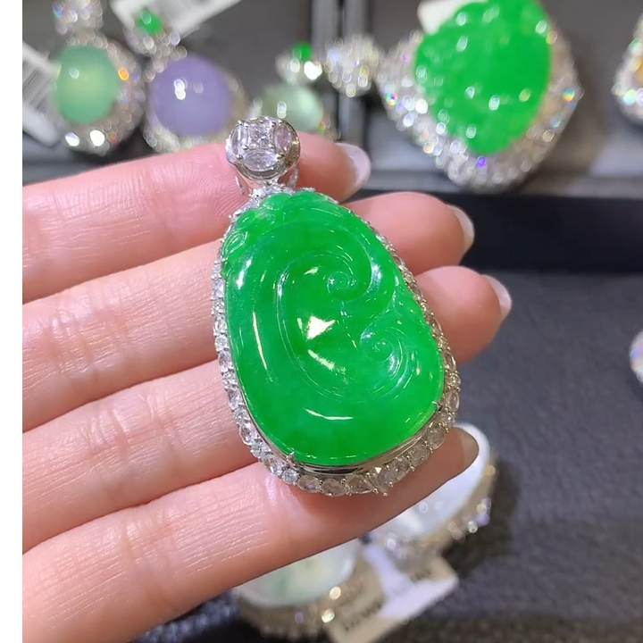 翡翠吊坠(不含链)18K金镶嵌D196总73000尾款7000