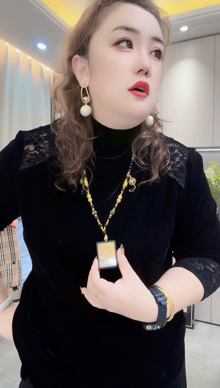 项链女财神搭配装饰链