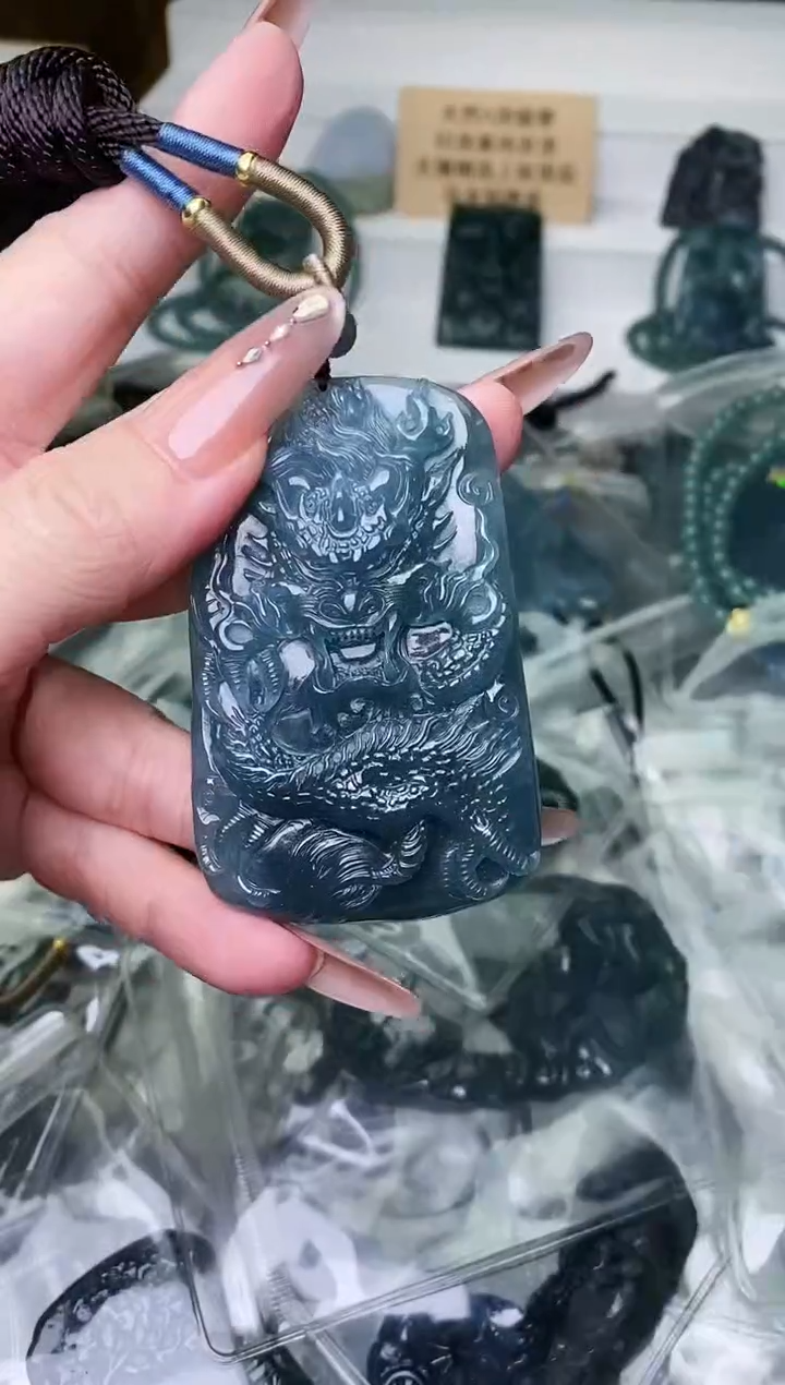 颈饰未镶嵌翡翠 