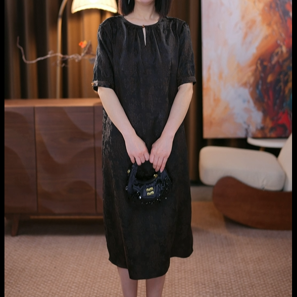 【知也】100%桑蚕丝香云纱圆领冠乐绉短袖茧型中长款连衣裙