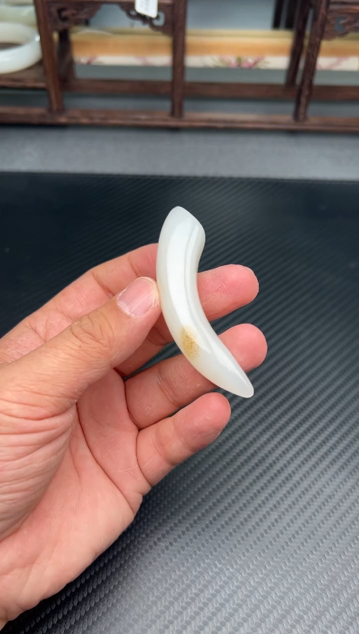 吊坠(赠链)未镶嵌和田玉大***狼黑山微色差吊坠