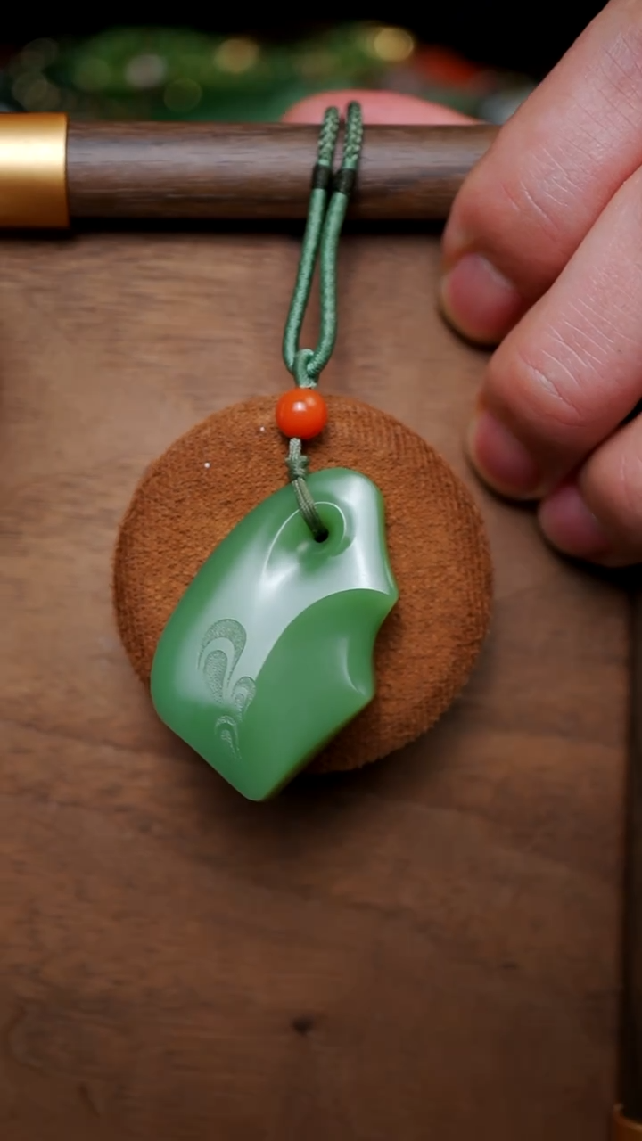 吊坠(不含链)未镶嵌和田玉（碧玉）向****敬碧玉浓粉绿随型牌