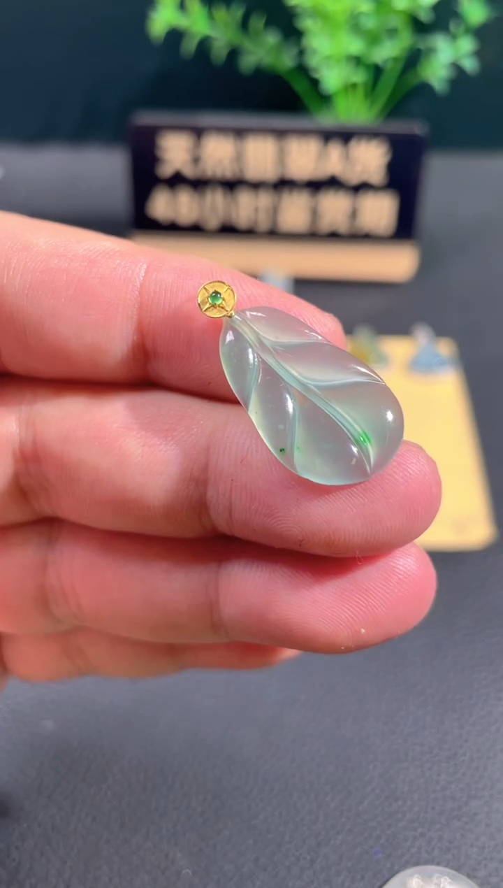 翡翠18K金镶嵌颈饰翡翠