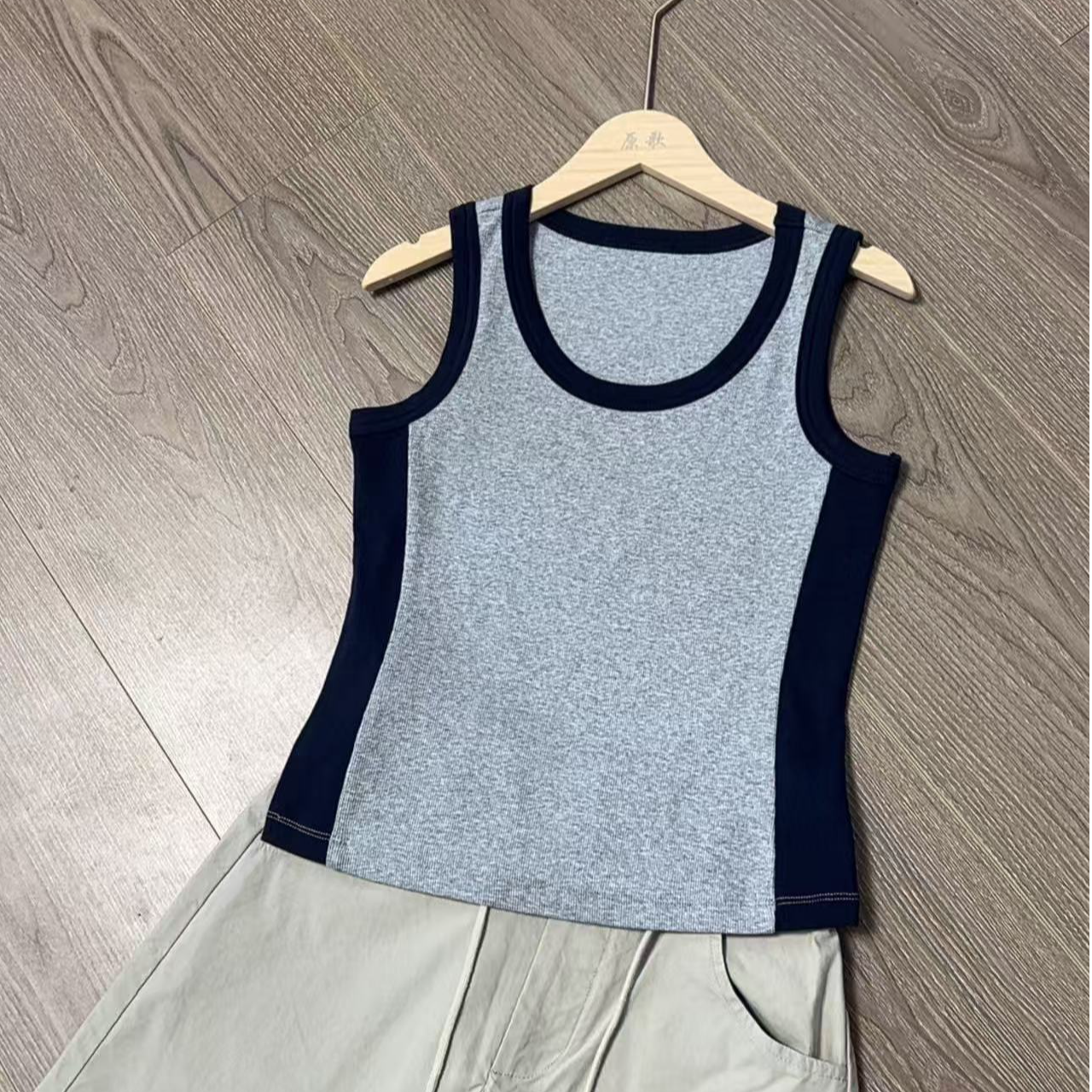 【原歌】夏季撞色设计感背心显瘦遮副乳无袖上衣YG26274