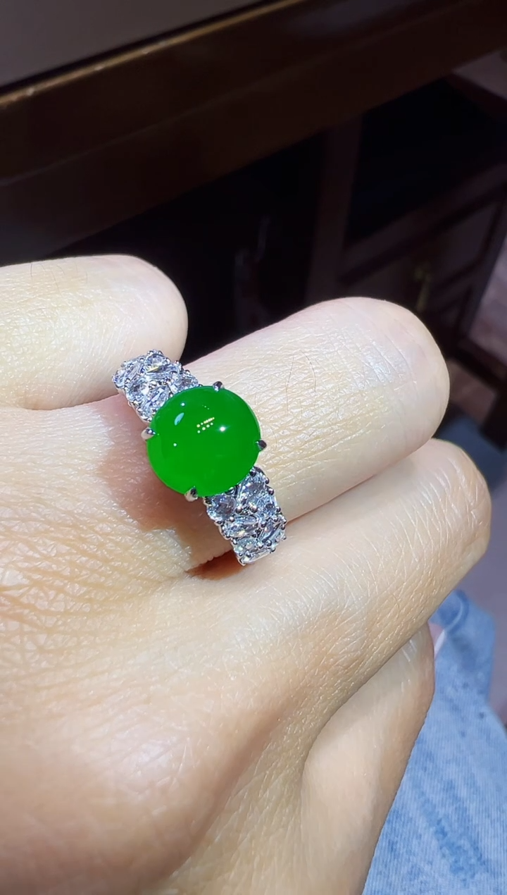 18K金镶嵌戒指翡翠蛋面