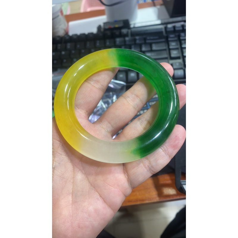 D 618 半壁糯米黄加绿圆条手镯