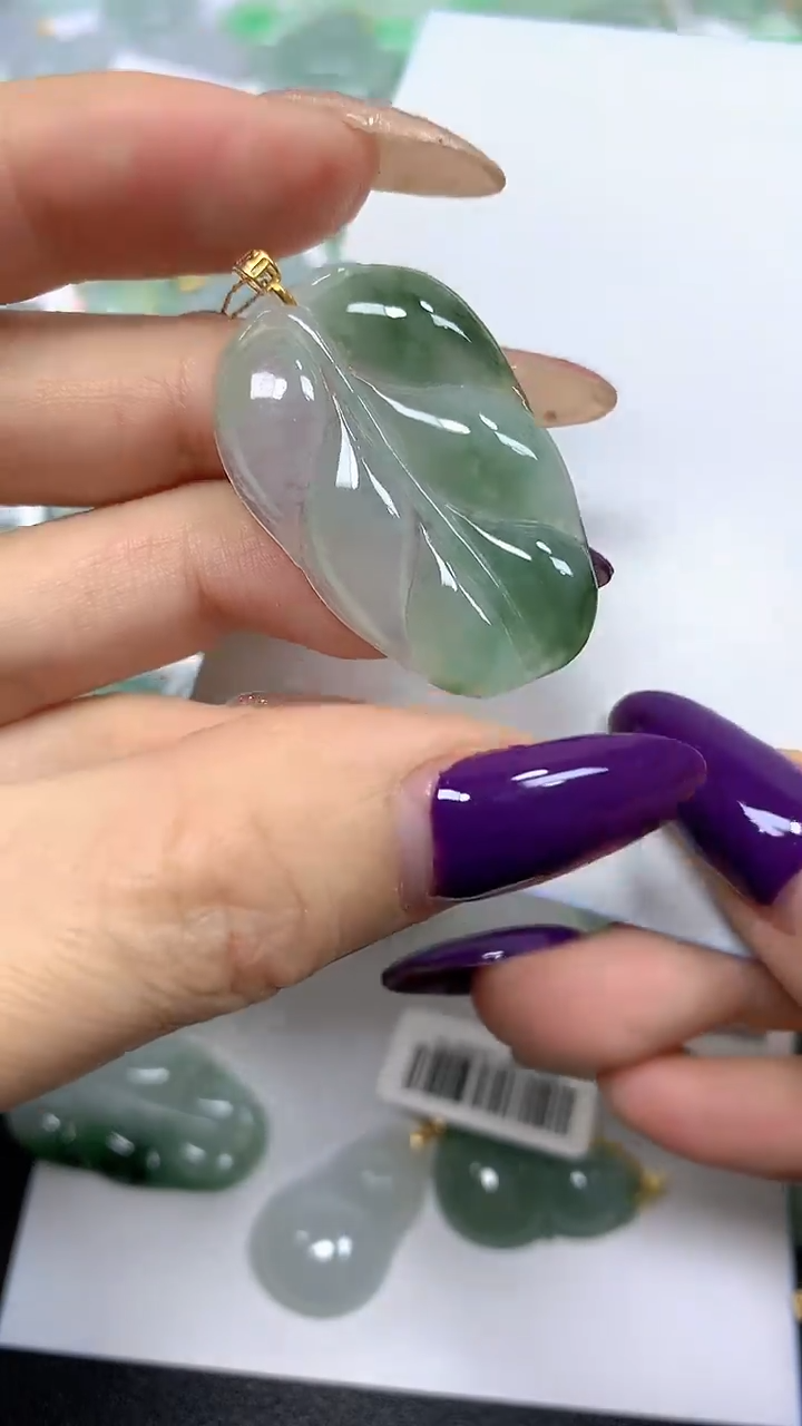 颈饰18K金镶嵌翡翠 