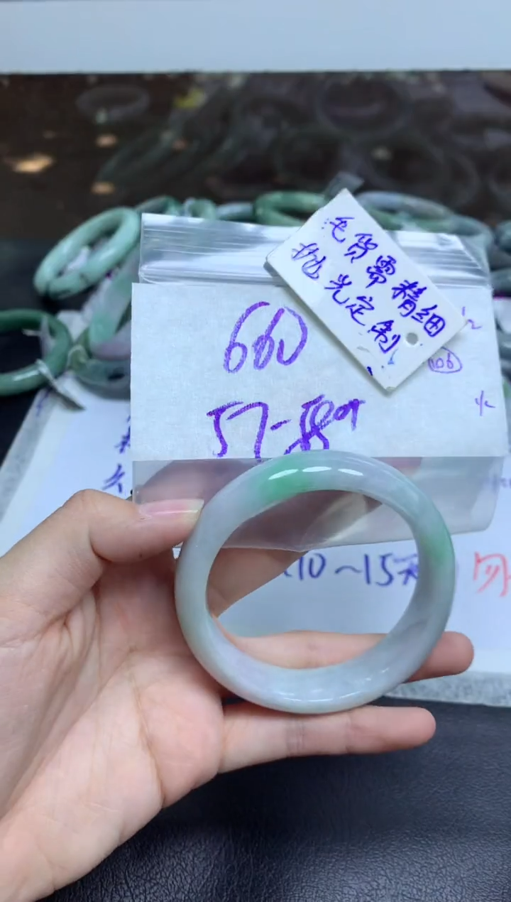 【闪购商品】定制翡翠未镶嵌手镯毛货需精细抛光+多人+660元