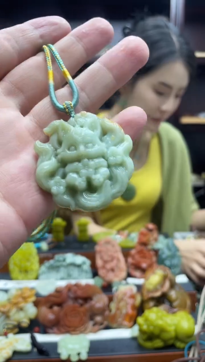 岫玉未镶嵌吊坠·