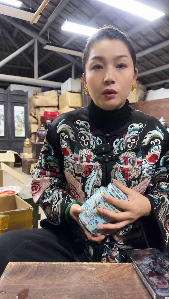 摆件瓷湖蓝缠枝莲茶叶罐