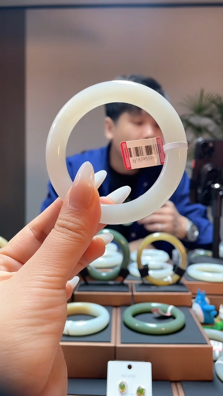 【闪购商品】和田玉手镯未镶嵌57冰藕粉18395399