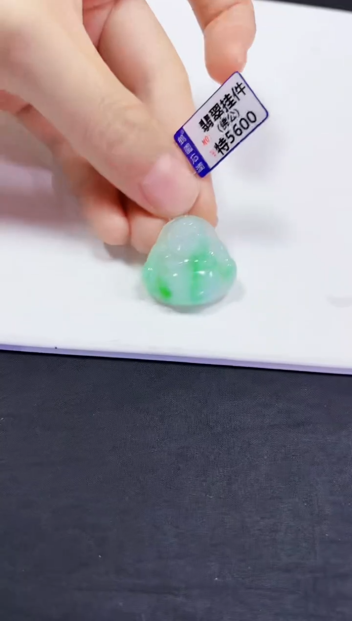 翡翠未镶嵌颈饰佛公