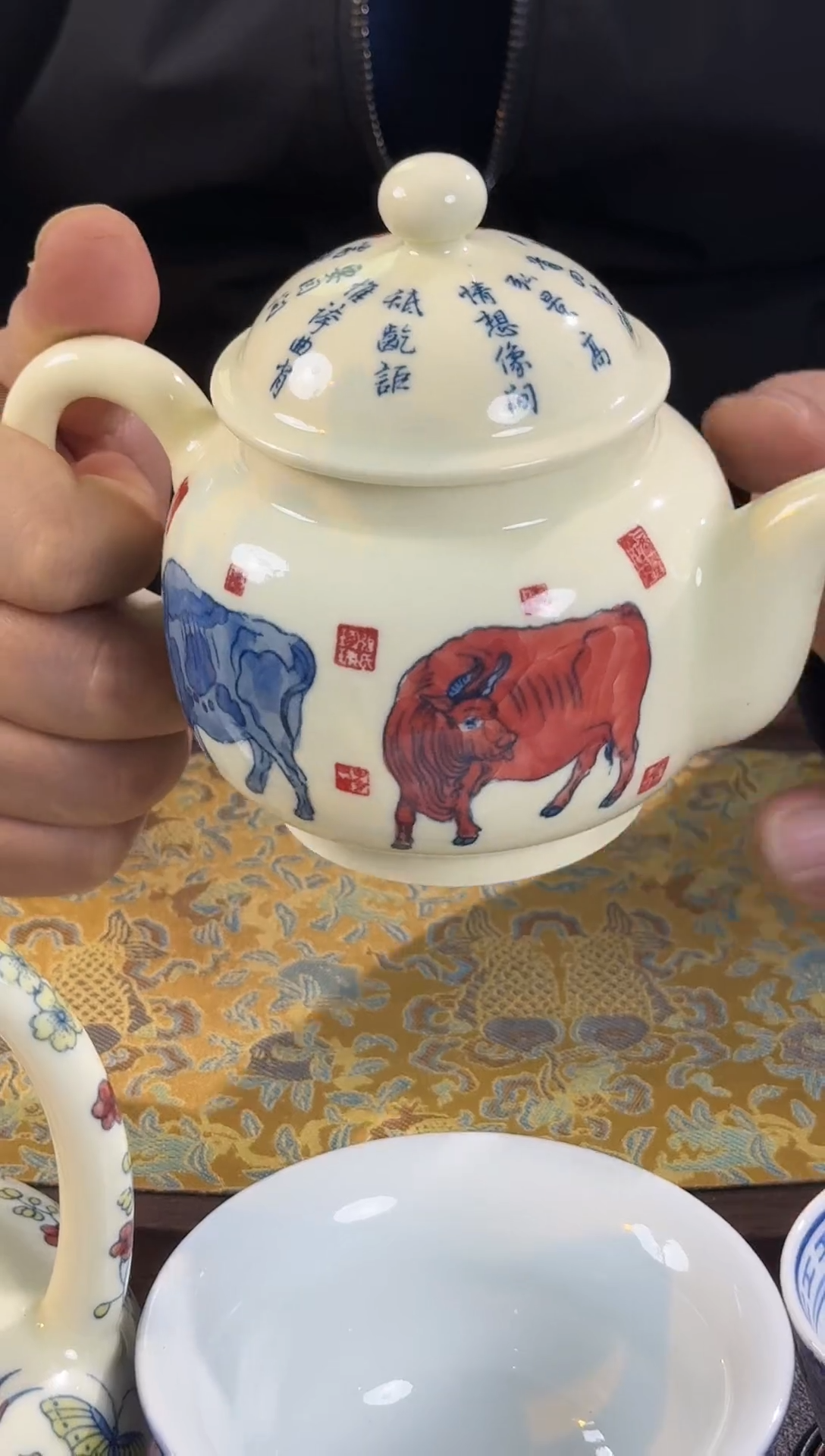 杯子瓷青花五彩五牛图壶