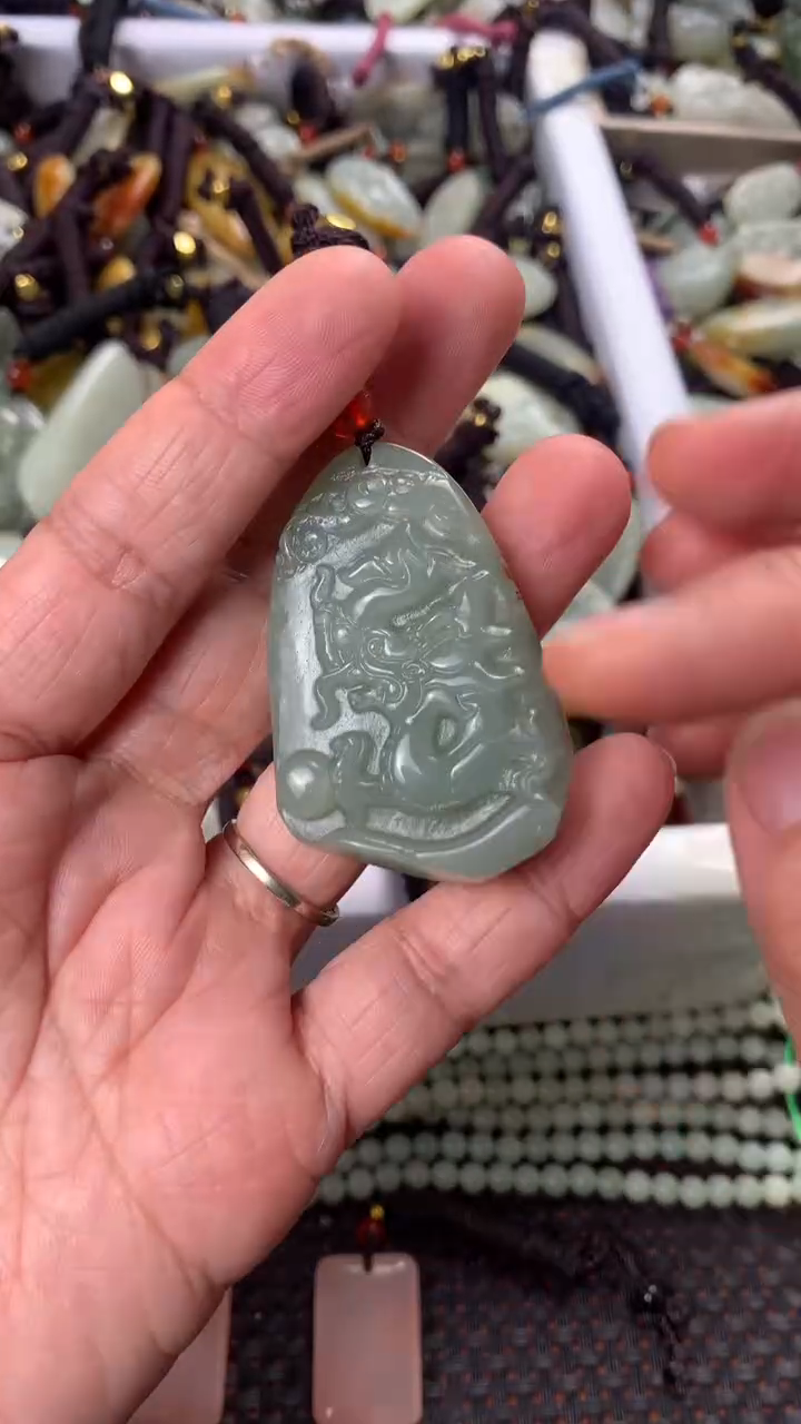 【闪购商品】和田玉颈饰未镶嵌多样性发货没有证书，拍一发一.有瑕