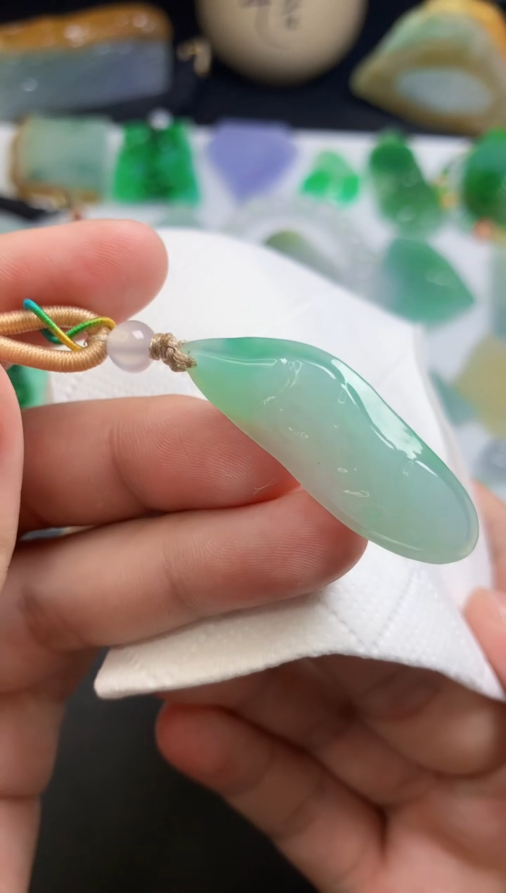 颈饰未镶嵌翡翠  