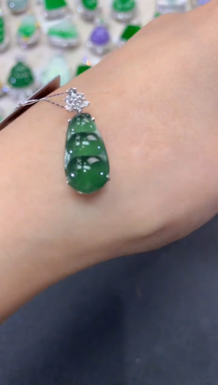 【闪购商品】翡翠吊坠(不含链)18K金镶嵌q18    