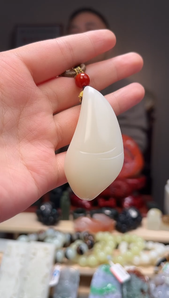 颈饰未镶嵌和田玉浅**笑吊坠