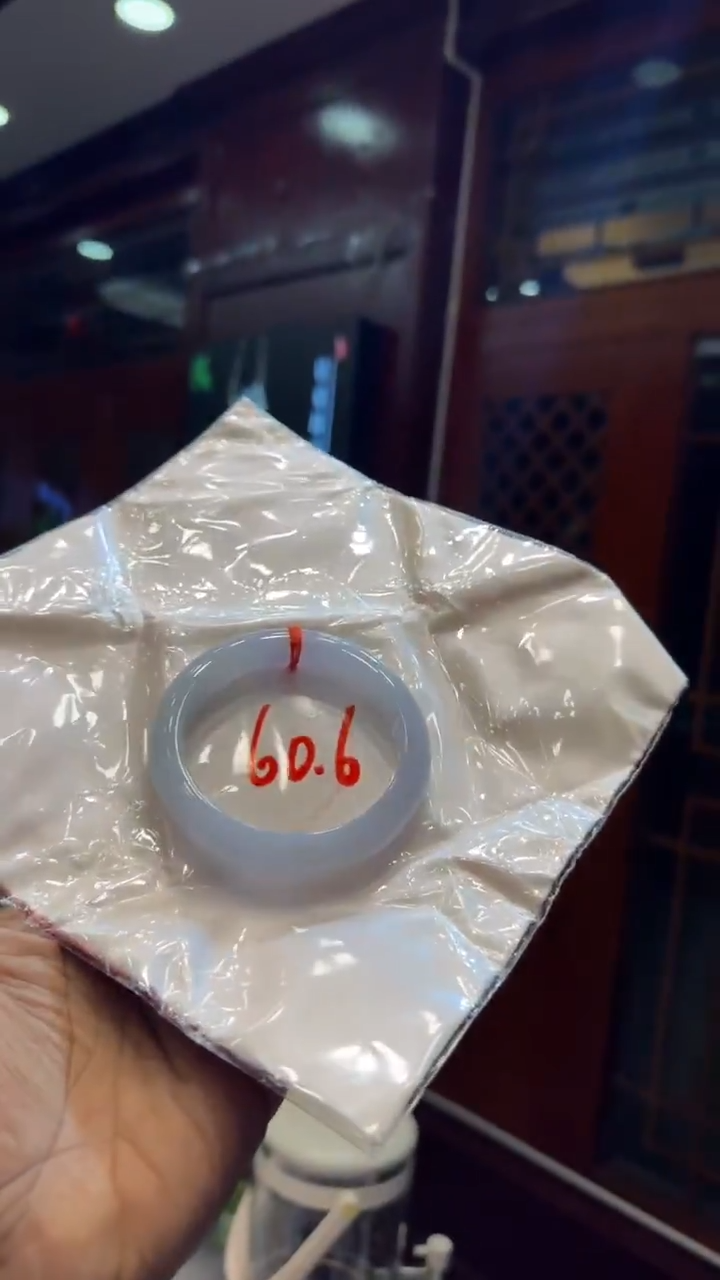 未镶嵌手镯翡翠手镯包容价