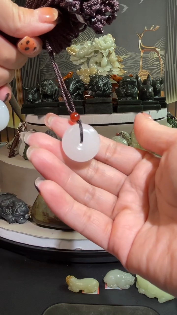 颈饰未镶嵌石英质玉挂件