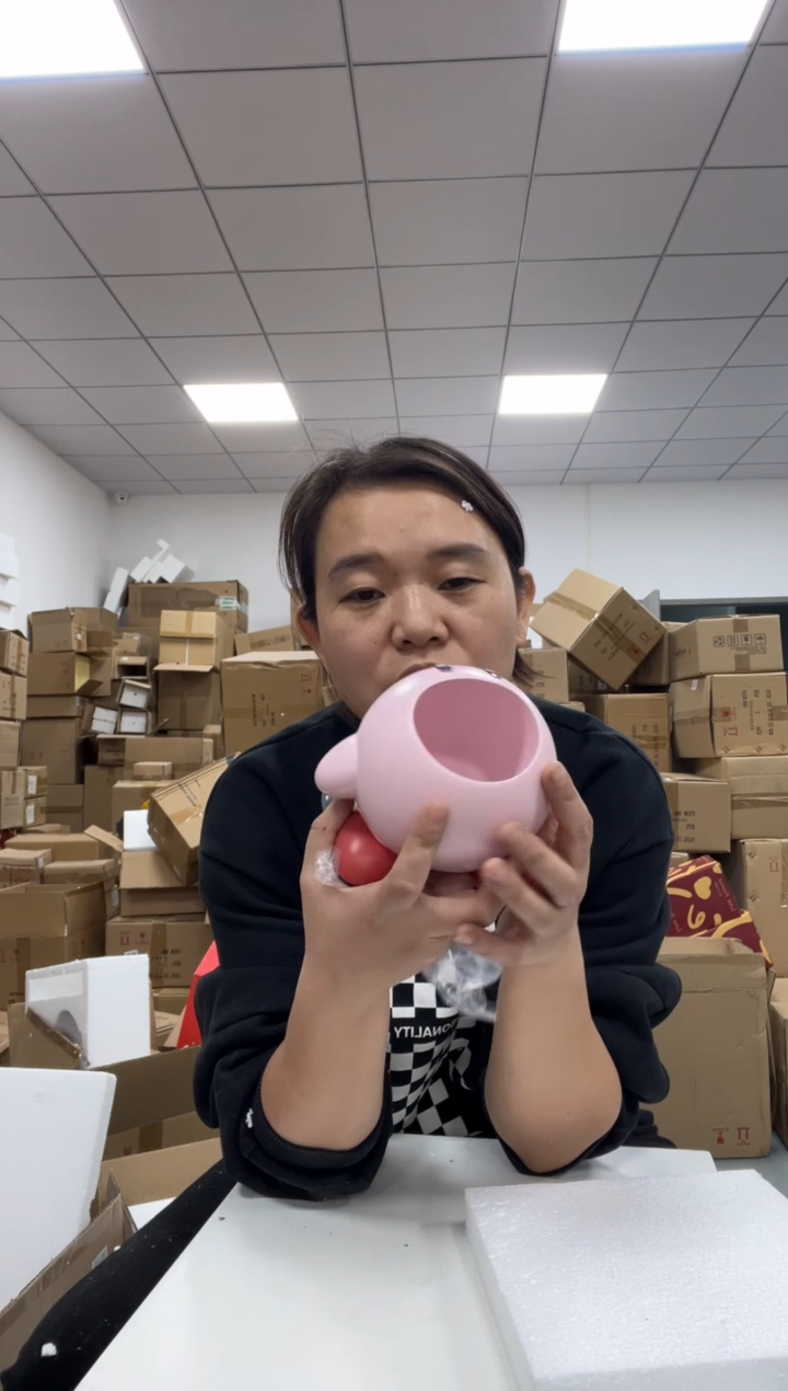 树脂粉胖子笔筒桌面摆件